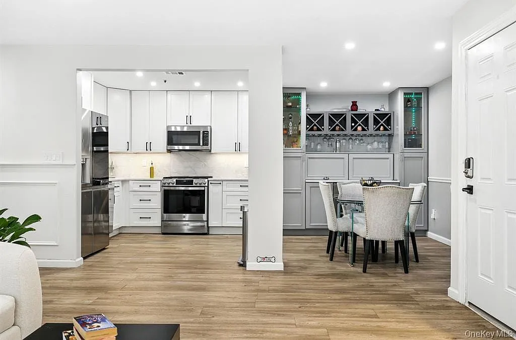 2 bed, 2.0 bath, 1200 sqft, $3,000 — Photo 1