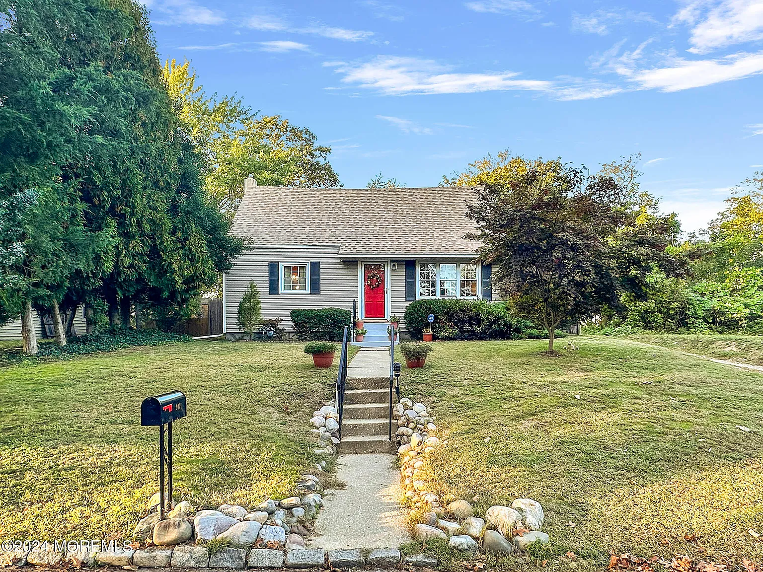 207 Cotter Avenue photo 1