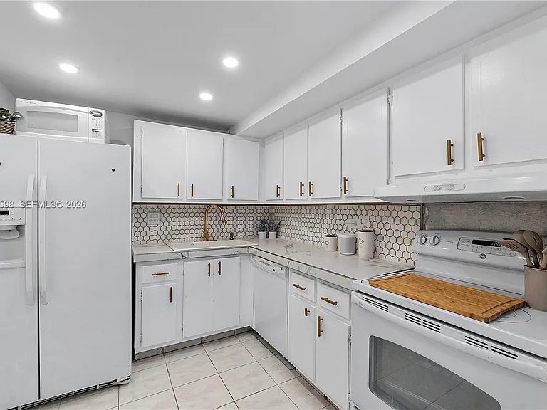 6039 Collins Ave #934 — Photo 7