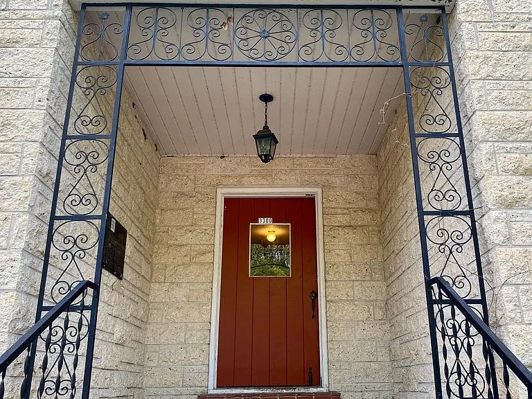 3300 Tom Green St #5 — Photo 2