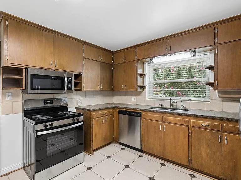 1108 Larchmont Ln — Photo 16