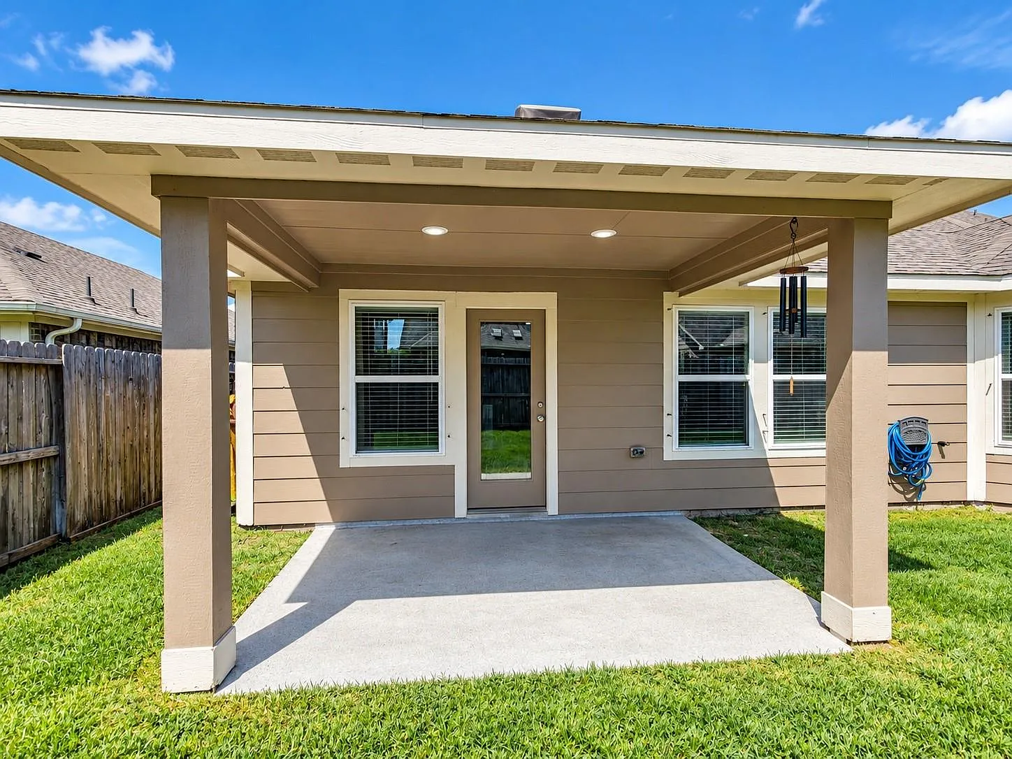 4 bed, 3.0 bath, 2070 sqft, $2,450 — Photo 3