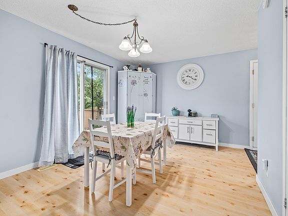 5th image of 10940 Beaumaris Rd NW