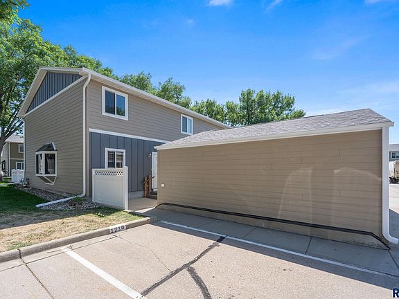 3rd image of 1210 S Bridgeport Pl