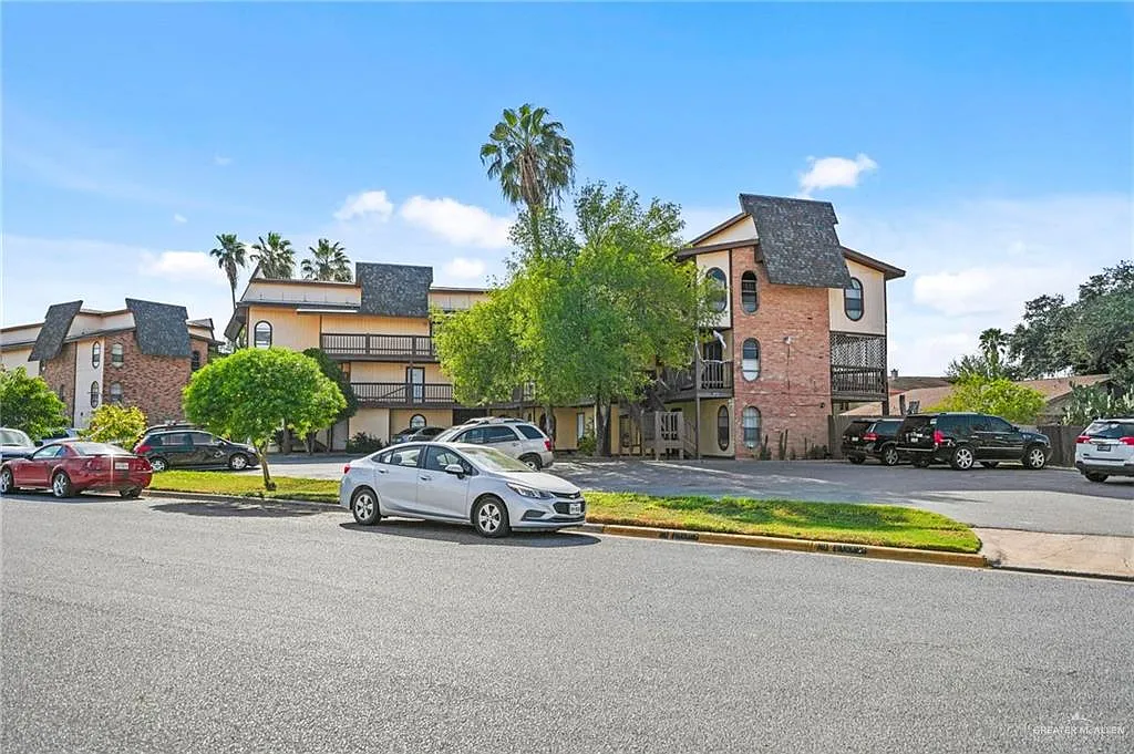 2 bed, 1.5 bath, 994 sqft, $790 — Photo 2