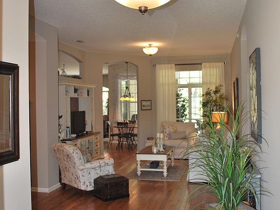 Front Entryway/Living Room