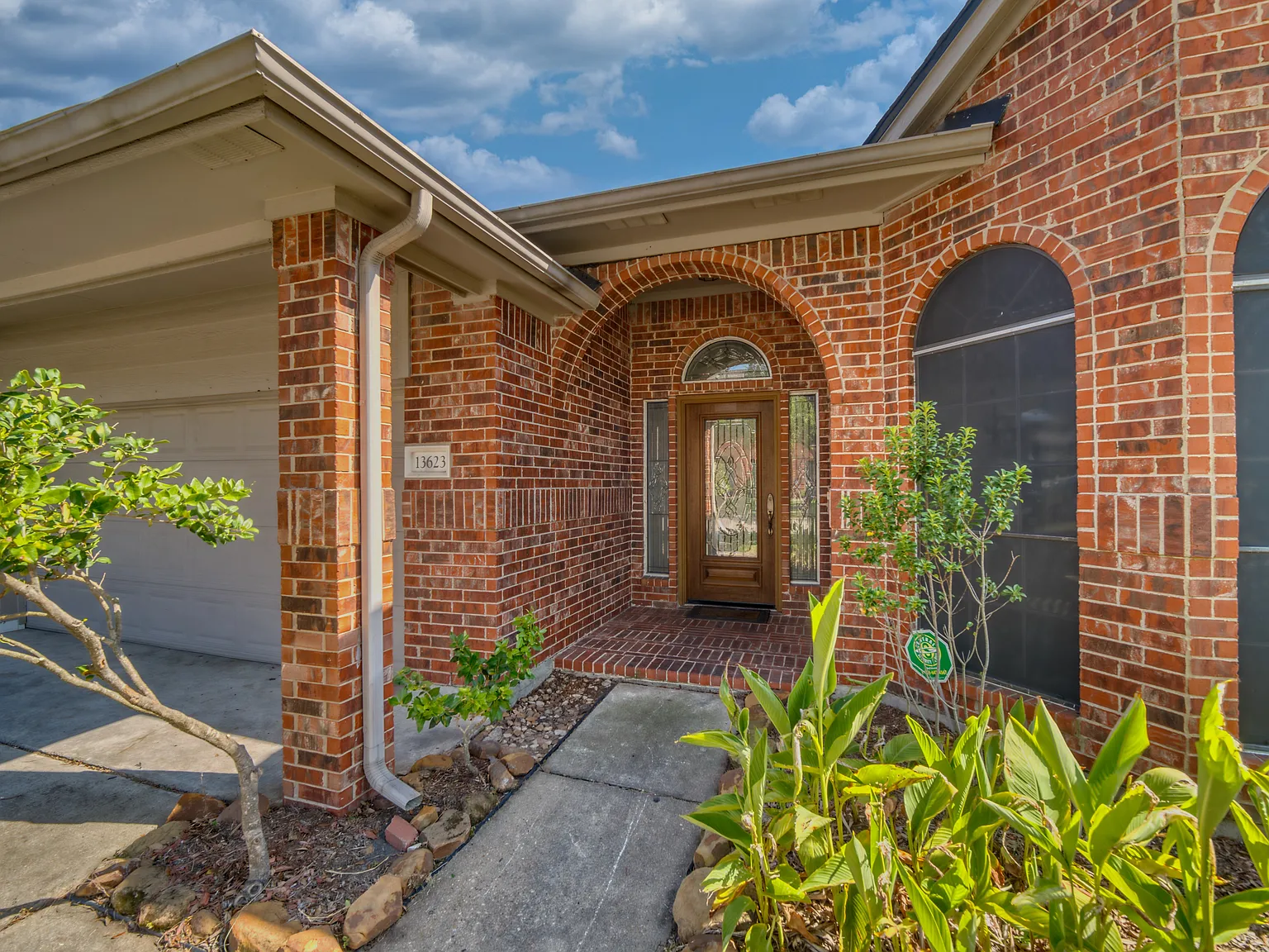 4 bed, 2292 sqft, $2,200 — Photo 2