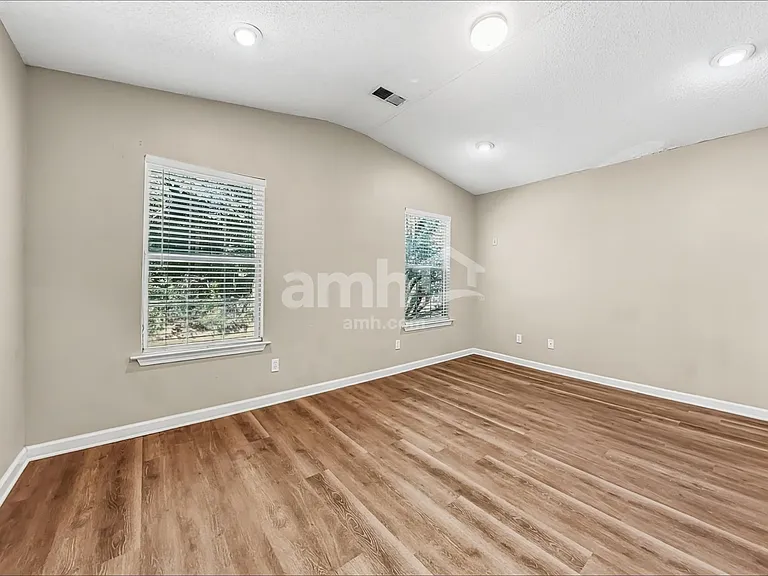 325 Mill Pond Rd — Photo 7