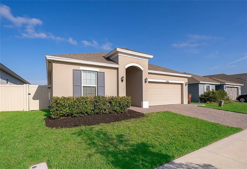 4 bed, 2.0 bath, 1959 sqft, $2,399 — Photo 2