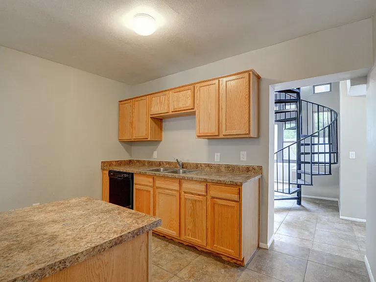 519 W 13th St — Photo 10