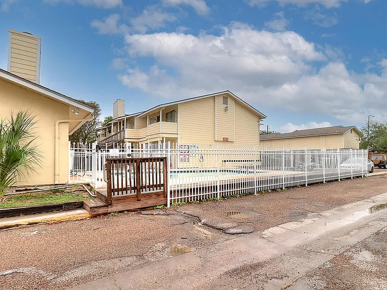 1011 Ennis Joslin 234 — Photo 47