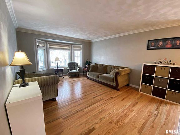 4th image of 49 Pennsylvania Ct