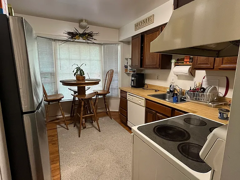 Large Kitchen with breakfast nook