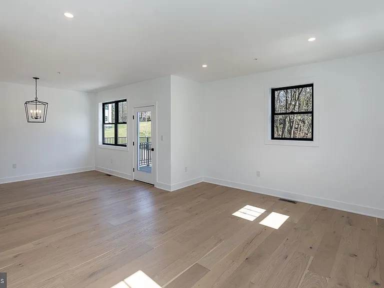 981 Henry Ave — Photo 25