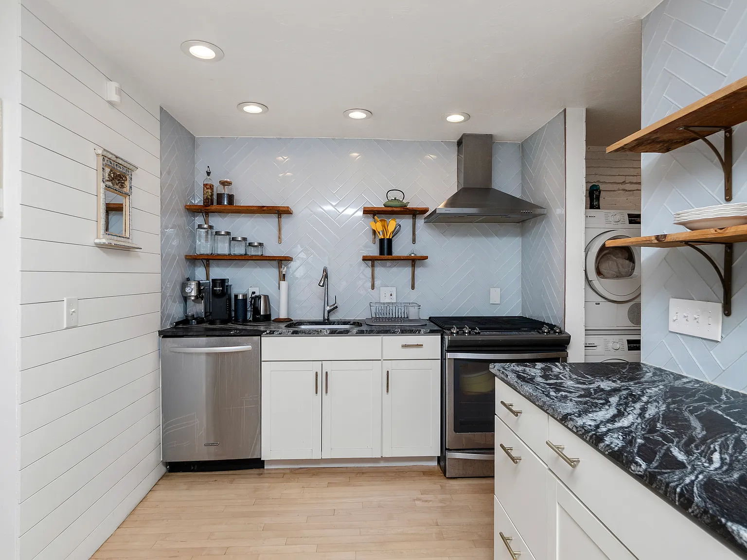 2 bed, 900 sqft, $4,250 — Photo 4