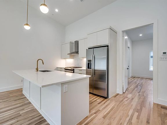 4th image of 2130 Lovedale Ave #104
