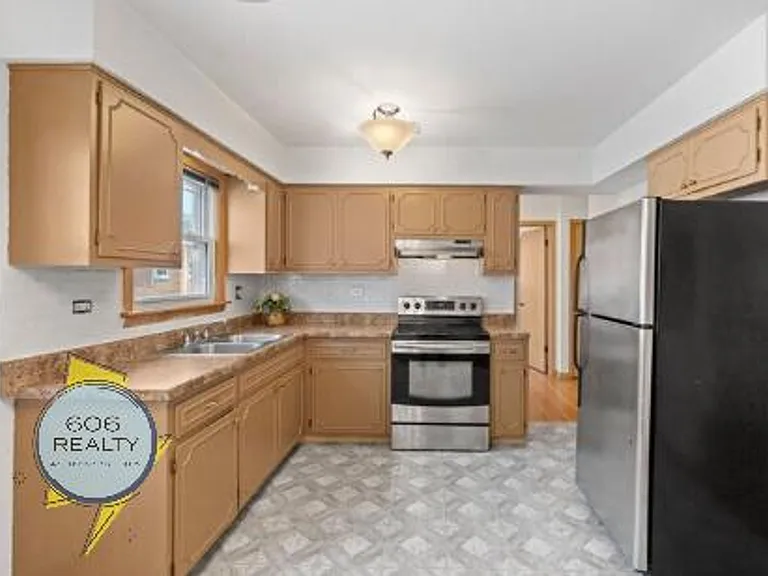 Rosemont - 9465 — Photo 2