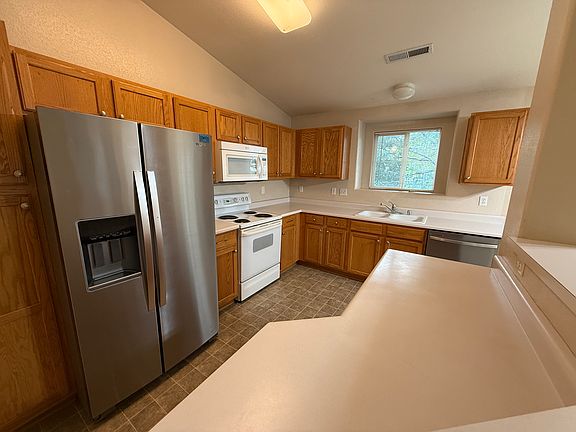 3rd image of 3732 Riviera Grv APT 202