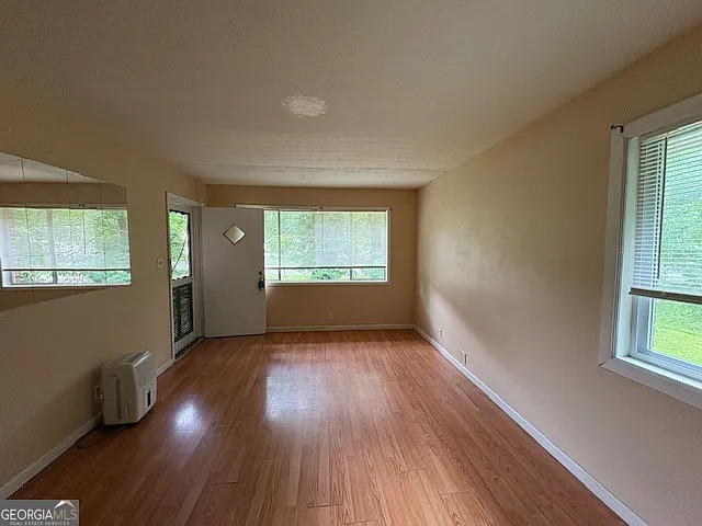 5 bed, 3.0 bath, 2064 sqft, $2,300 — Photo 2
