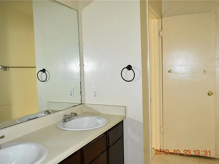 1908 W Loop #A — Photo 8
