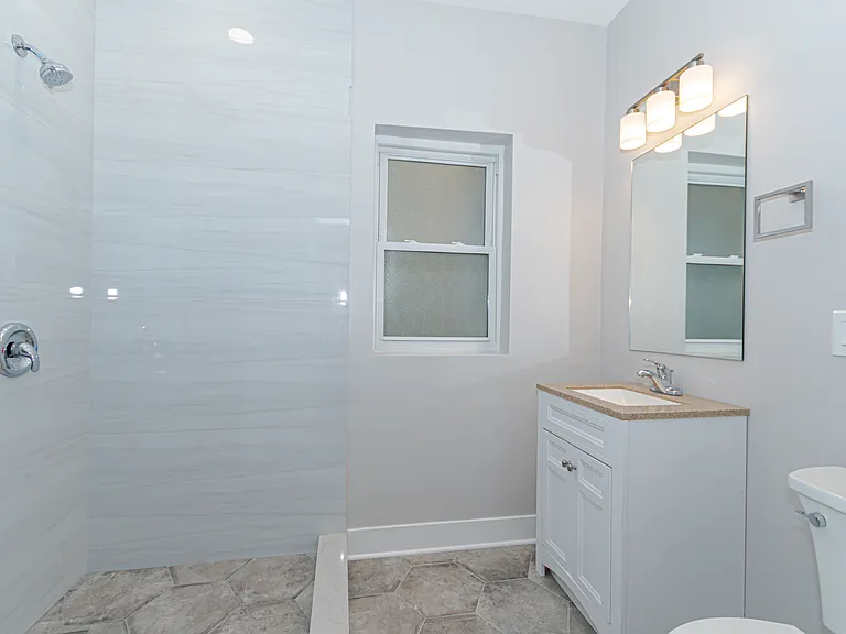 1454 W Fargo Ave #2R — Photo 8