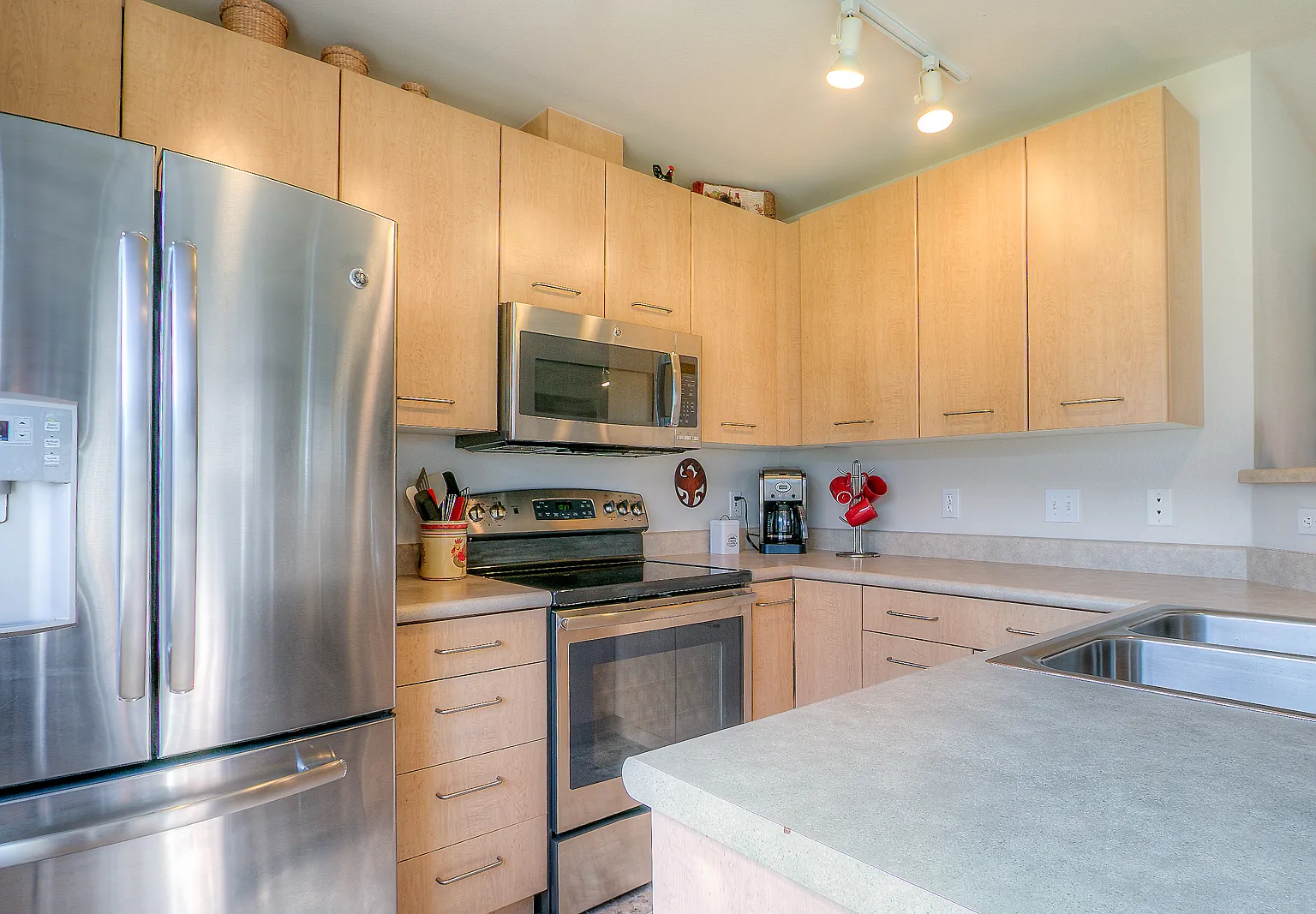 Beautiful 3 Bedroom Bordeaux Condo with 2 Garages — Photo 4