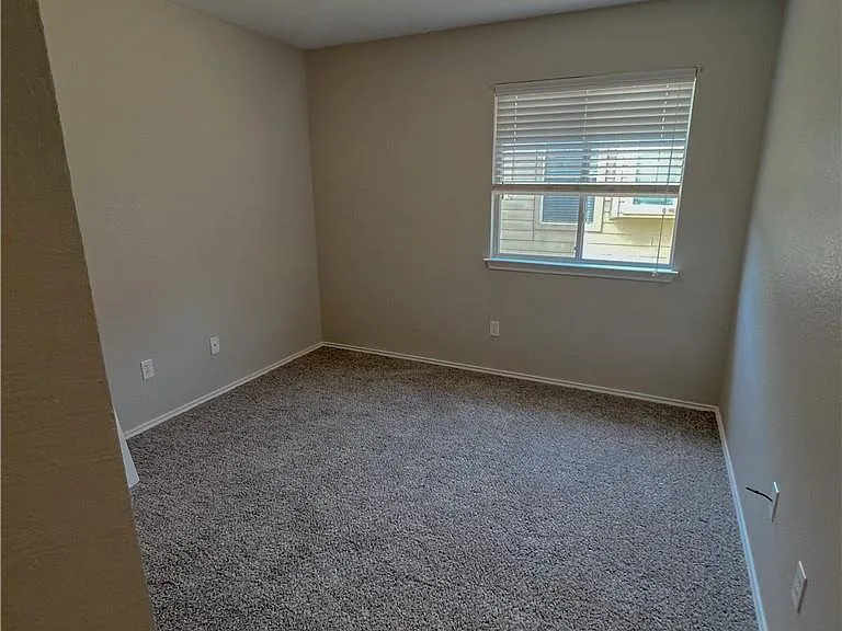 325 Altamont St — Photo 9