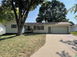 880 Country Club Dr, Akron, IA 51001