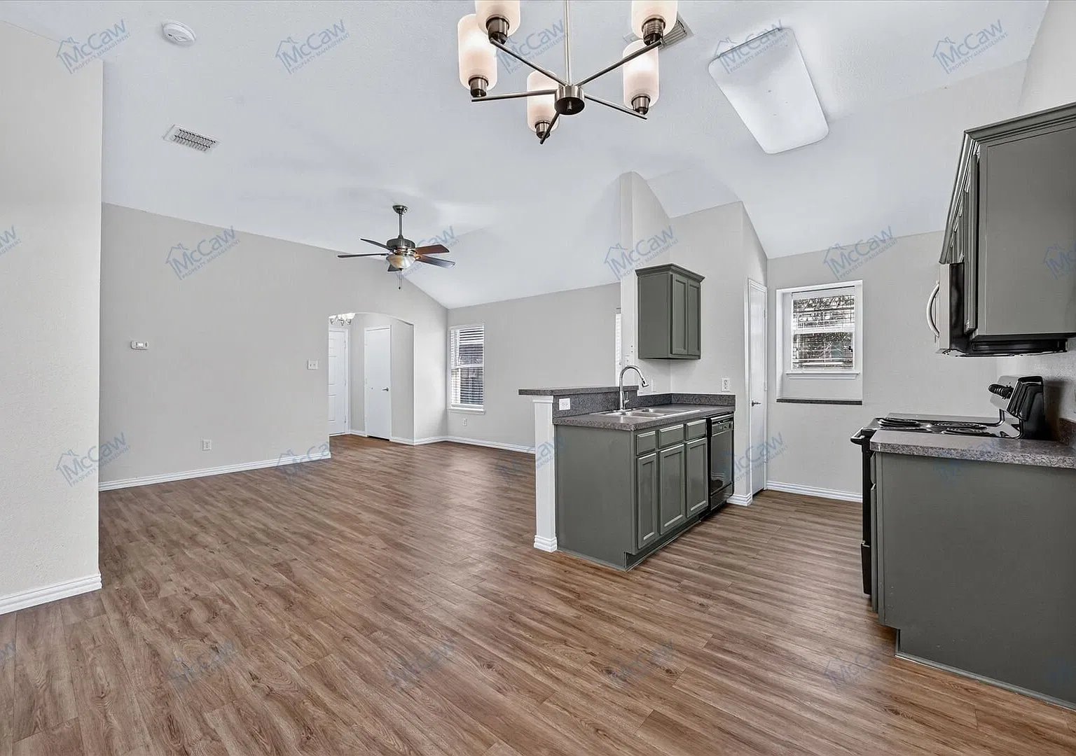 Move-In Ready 3-Bedroom Home Near Downtown Denton! Washer,Dryer, and Fridge supplied at move-in — Photo 4