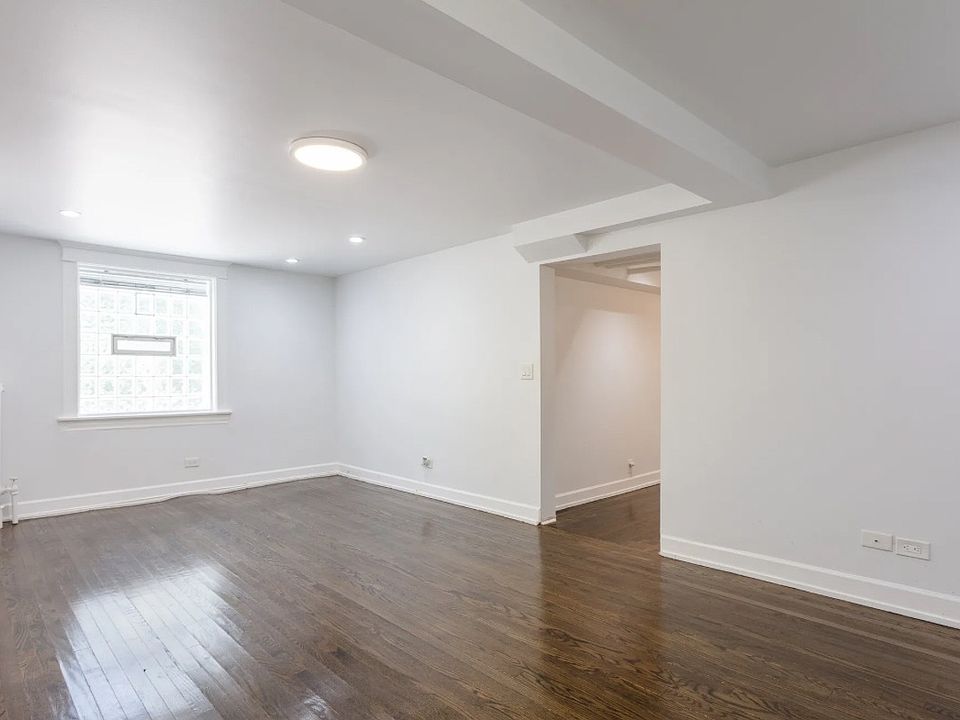 1st image of 2031 W Greenleaf Ave #1
