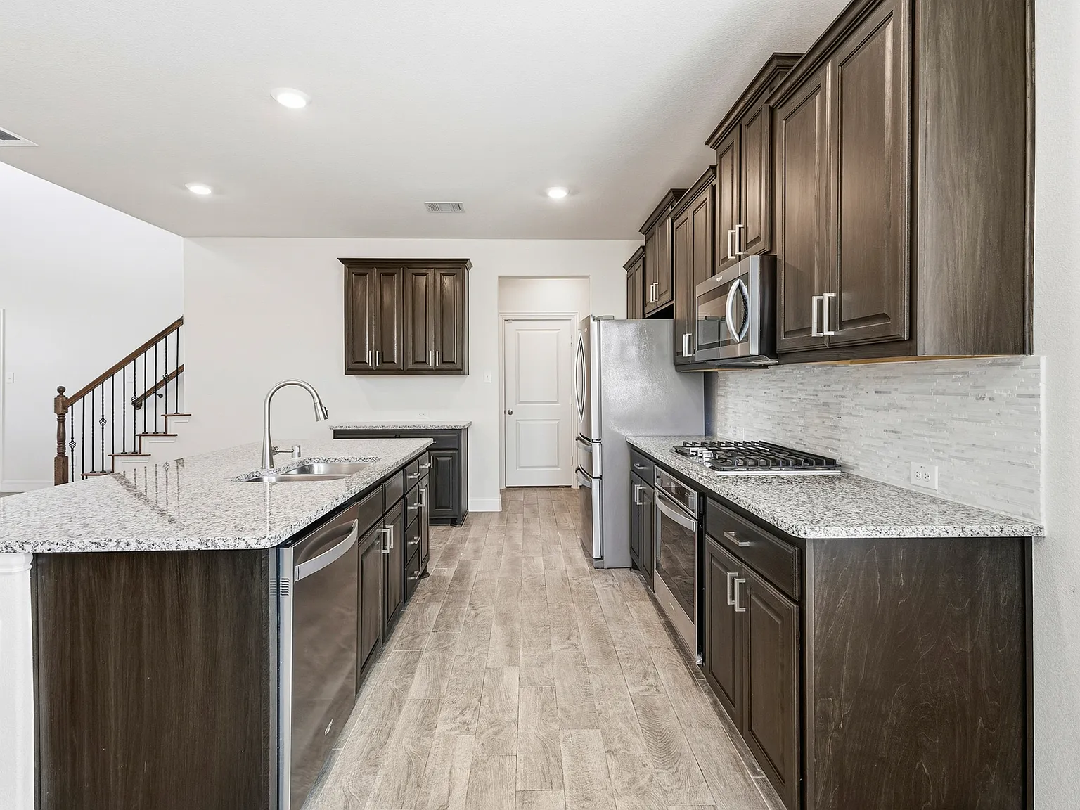 4 bed, 2256 sqft, $3,200 — Photo 2