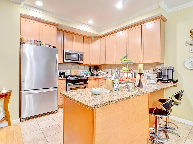 607 Onderdonk Ave #2 — Photo 4