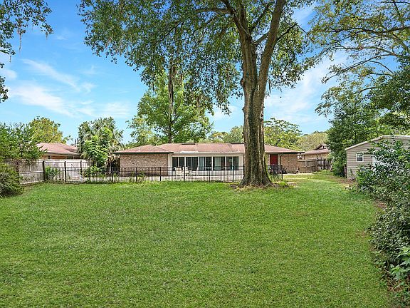 4th image of 4724 Tara Woods Dr E