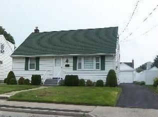 25 Albert St, Hicksville, NY 11801