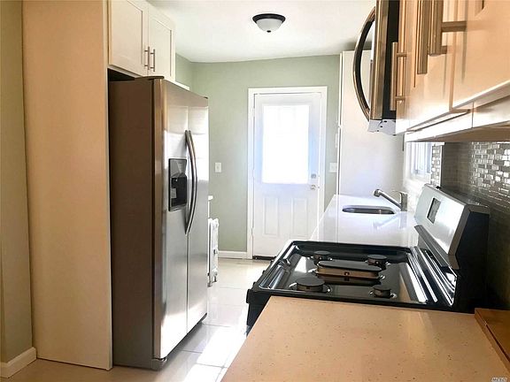 4th image of 624 Seaman Ave