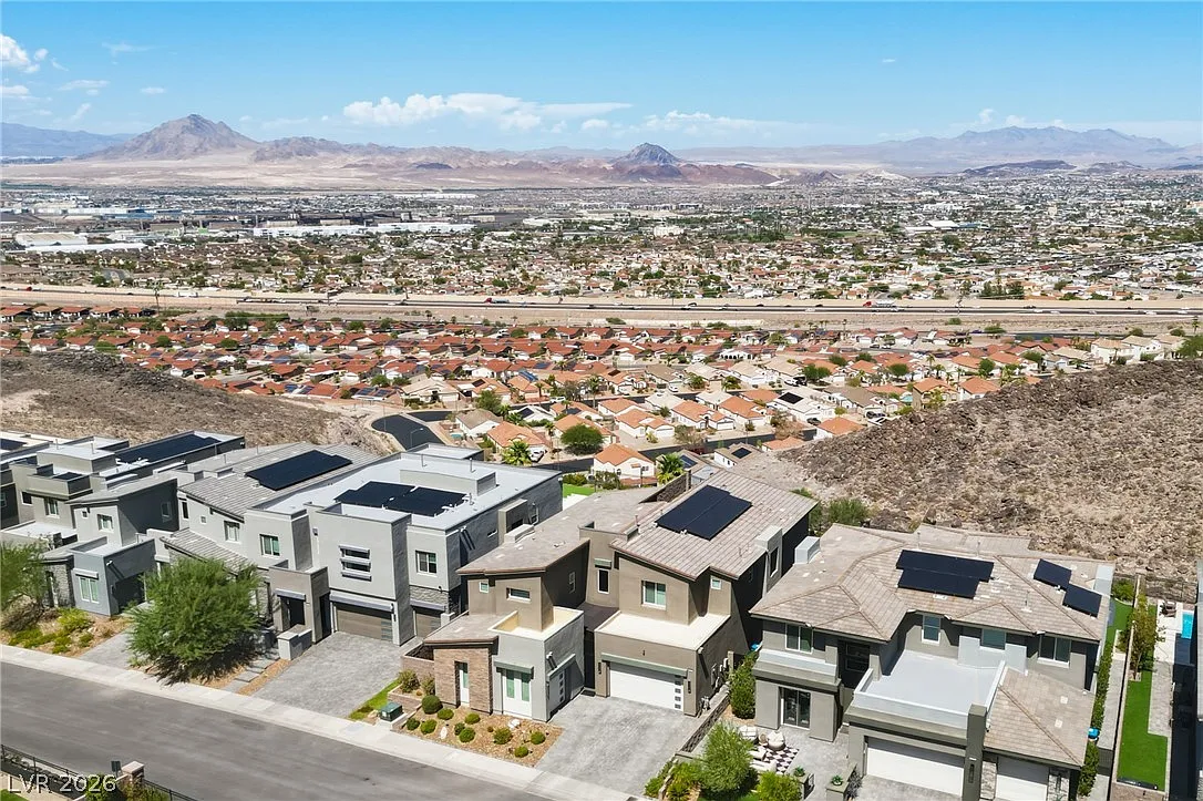 4 bed, 5.0 bath, 3824 sqft, $5,550 — Photo 3