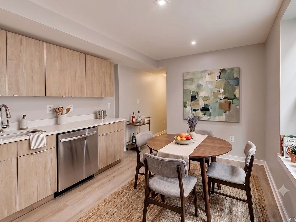1st image of 622-624 Girard St NE #202