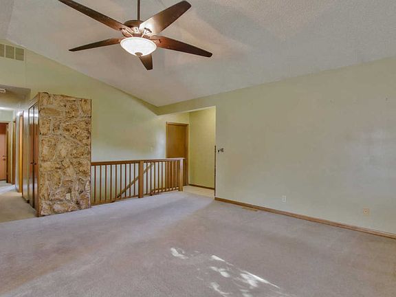 4th image of 2201 N Ironwood Ct