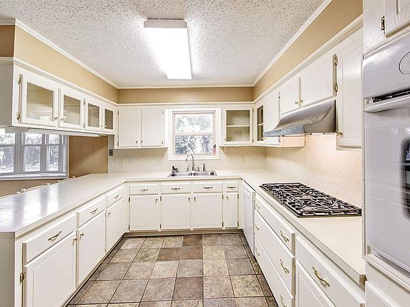 3rd image of 204 Brinwood Dr