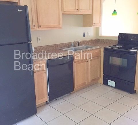 4th image of 4703 Alberta Ave