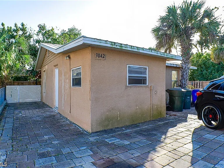 3042 Douglas Ave — Photo 12