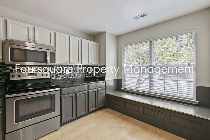 3 bed, 2.5 bath, 1424 sqft, $1,897 — Photo 4