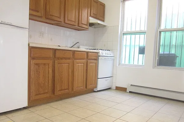 Rented by Realty 2000 Corp | media 2