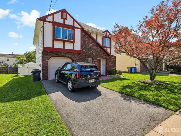 6 Weston St, Metuchen, NJ 08840