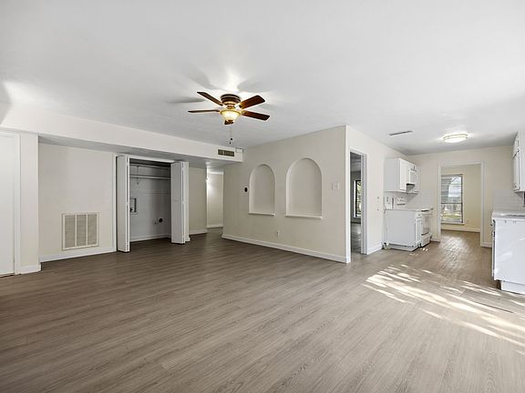 4th image of 3314 Excalibur Cir