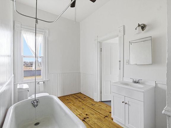 14th image of 722 Maple Street