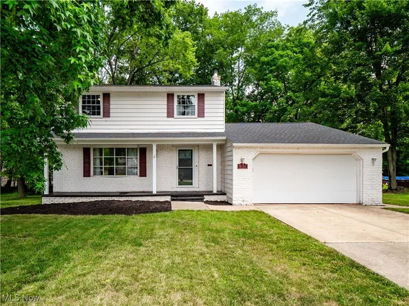 8132 Pinehurst Dr, Parma, OH 44129