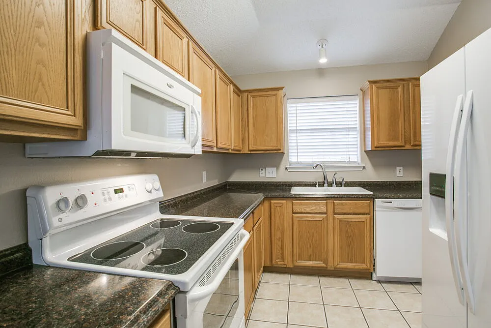 3 bed, 2.0 bath, 1728 sqft, $2,360 — Photo 3