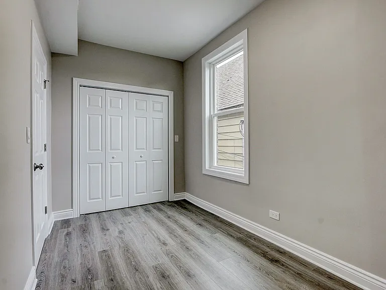 2815 N Hamlin Ave #2R — Photo 8
