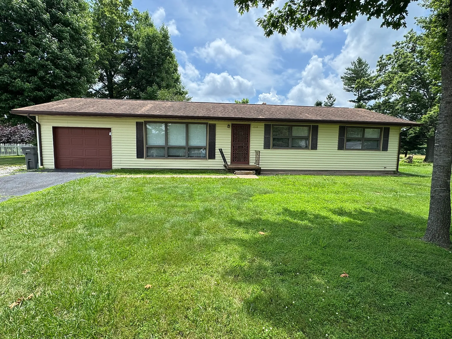 102 Oaklawn Circle — Photo 1